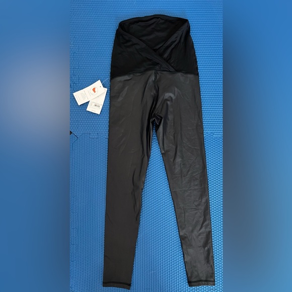 Isabel Maternity Active High Gloss Leggings - Picture 4 of 10